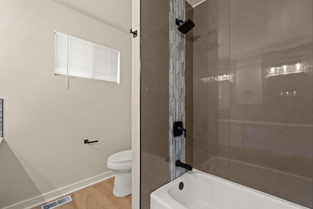 2908 Pennsylvania St NE, Albuquerque, NM 87110 - full bathroom featuring shower / tub combination, toilet, baseboards, wood finished floors, and visible vents