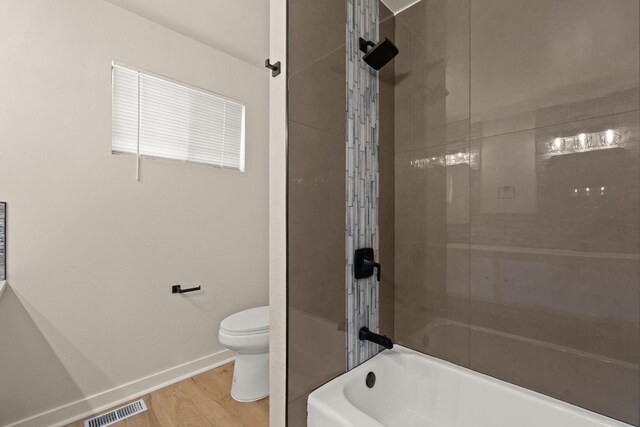2908 Pennsylvania St NE, Albuquerque, NM 87110 - bathroom with visible vents, wood finished floors, toilet, baseboards, and shower / washtub combination