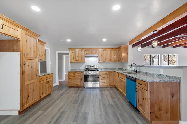 kitchen featuring a sink, under cabinet range hood, dishwashing machine, light wood finished floors, and stainless steel gas range oven