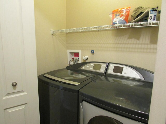 2843 Violeta Cir SE, Rio Rancho, NM 87124 - laundry area featuring washing machine and dryer