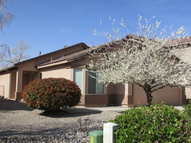2843 Violeta Cir SE, Rio Rancho, NM 87124 - view of side of property with a garage and stucco siding
