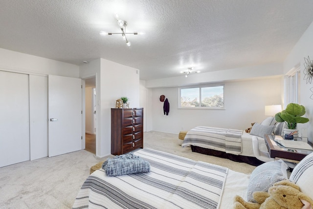 4500 Skyline Ct NE, Albuquerque, NM 87111 - bedroom featuring light carpet, a textured ceiling, and a closet