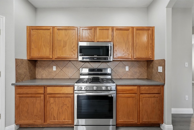 7327 Hearthstone Rd NW, Albuquerque, NM 87114 - kitchen with stainless steel appliances, backsplash, and baseboards
