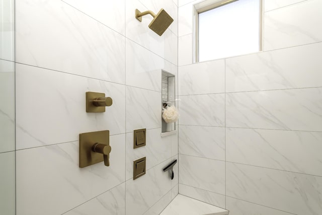 full bath with tiled shower