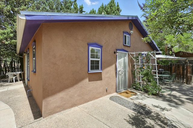 135B Sichler Rd SW, Los Lunas, NM 87031 - view of side of home with a patio and stucco siding