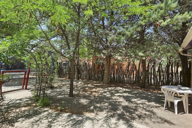 135B Sichler Rd SW, Los Lunas, NM 87031 - view of yard featuring a gate and a patio area