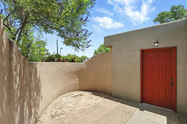 135B Sichler Rd SW, Los Lunas, NM 87031 - property entrance with stucco siding