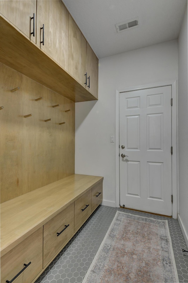 1807 Avenida Comunidad, Rio Rancho, NM 87124 - mudroom with baseboards