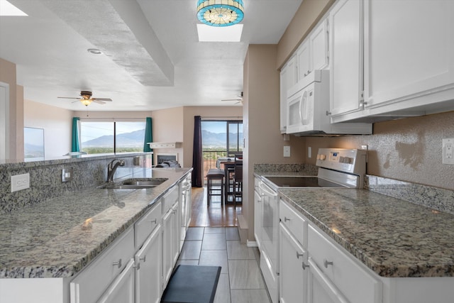 2700 Vista Grande Dr NW Unit 56, Albuquerque, NM 87120 - kitchen featuring open floor plan, white appliances, a sink, and ceiling fan