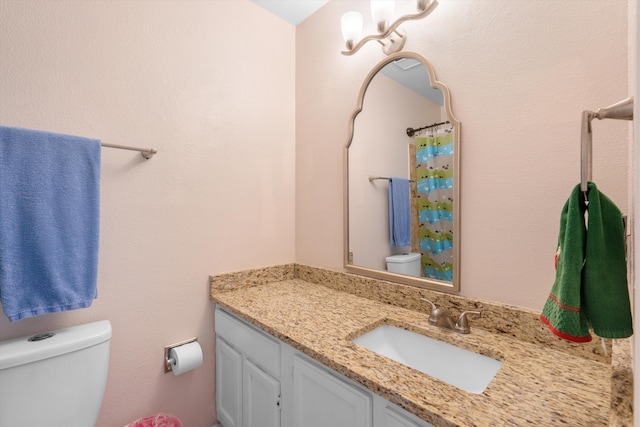 2700 Vista Grande Dr NW Unit 56, Albuquerque, NM 87120 - full bath featuring a shower with shower curtain, vanity, and toilet