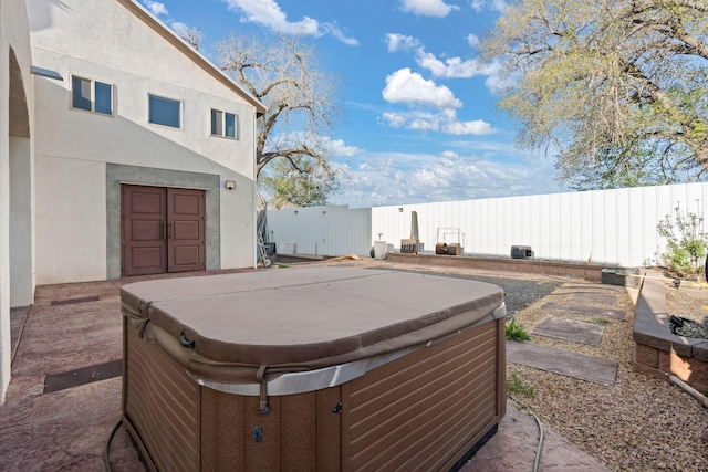 2912 William St SE, Albuquerque, NM 87102 - view of yard with a hot tub and fence