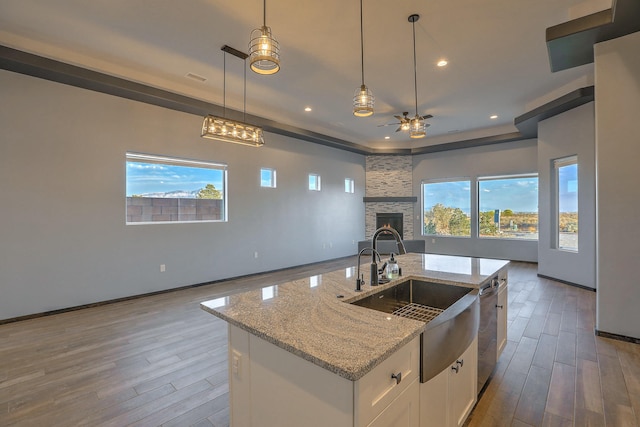 4621 27th Ave NE, Rio Rancho, NM 87144 - kitchen with open floor plan, a ceiling fan, white cabinets, wood finished floors, and recessed lighting