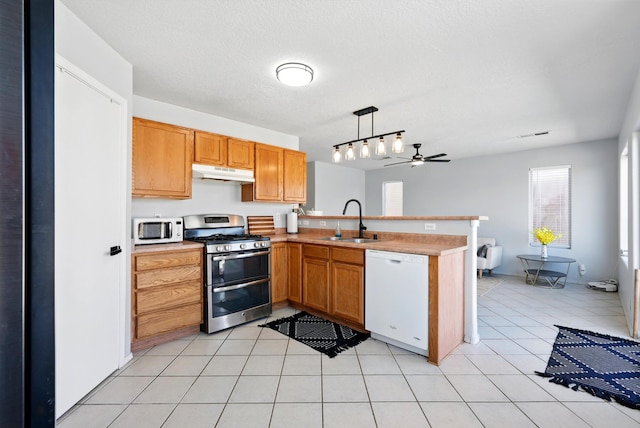 5909 Night Shadow Ave NW, Albuquerque, NM 87114 - kitchen with white appliances, under cabinet range hood, a sink, a peninsula, and a ceiling fan