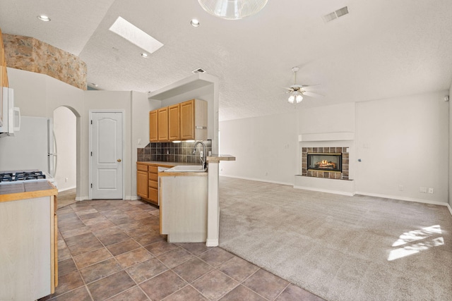 275 Chaparral Loop SE, Rio Rancho, NM 87124 - kitchen featuring white appliances, ceiling fan, carpet, baseboards, and visible vents