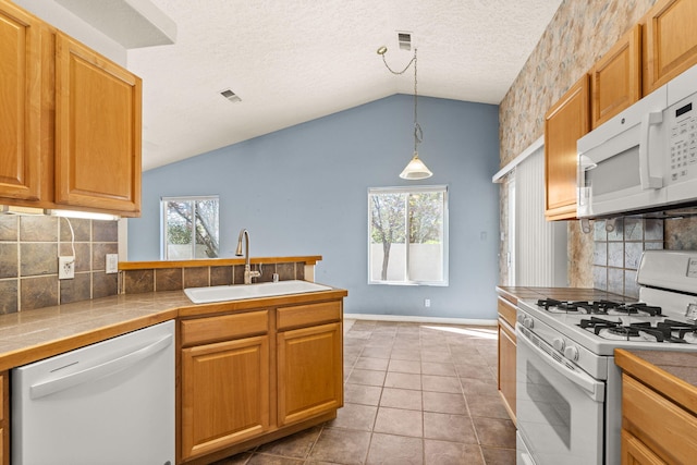 275 Chaparral Loop SE, Rio Rancho, NM 87124 - kitchen featuring a sink, vaulted ceiling, visible vents, white appliances, and tile countertops