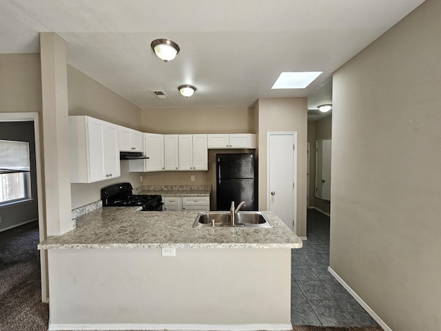 kitchen with a peninsula, a sink, visible vents, under cabinet range hood, and black appliances