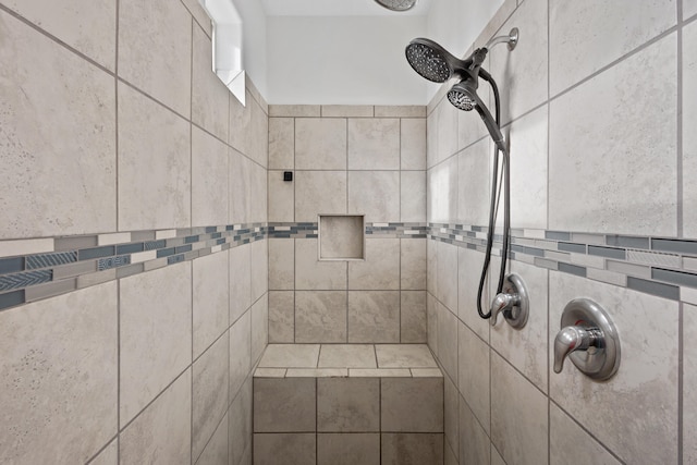 9109 Retablo Rd NW, Albuquerque, NM 87120 - bathroom featuring a tile shower