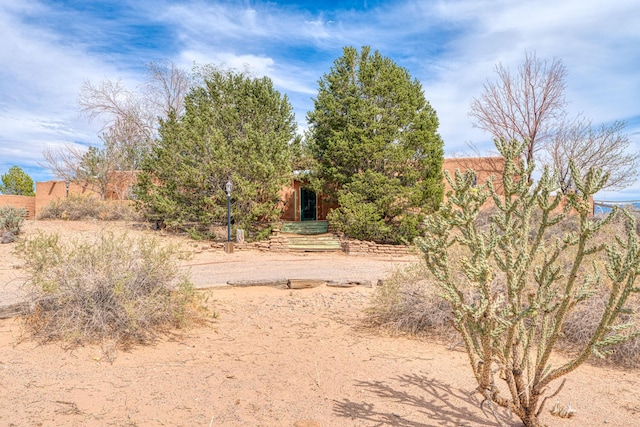 view of yard with an outbuilding