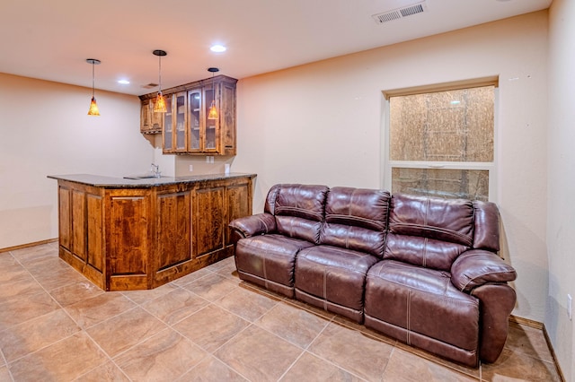 5016 Frontier Rd NE, Rio Rancho, NM 87144 - living room with recessed lighting, visible vents, baseboards, and indoor wet bar