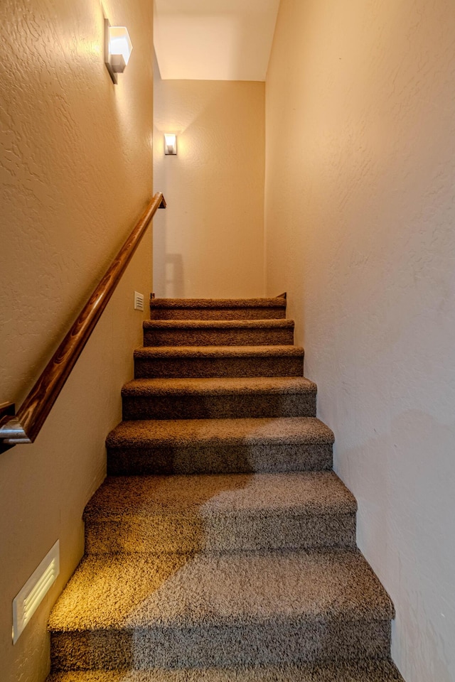 5016 Frontier Rd NE, Rio Rancho, NM 87144 - staircase with a textured wall and visible vents