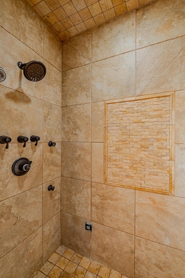 5016 Frontier Rd NE, Rio Rancho, NM 87144 - bathroom with a tile shower