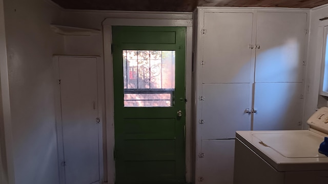 clothes washing area with washer / clothes dryer and laundry area