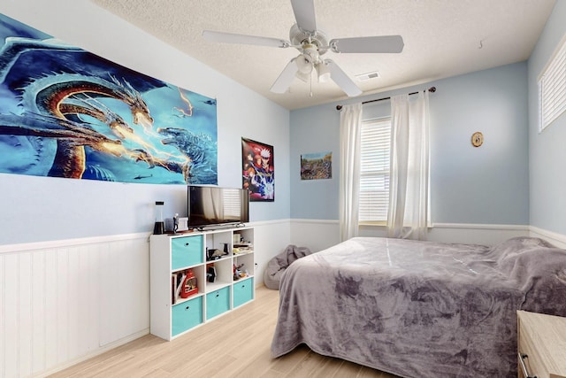 3404 Lockerbie Dr SE, Rio Rancho, NM 87124 - bedroom with a textured ceiling, wood finished floors, visible vents, and ceiling fan