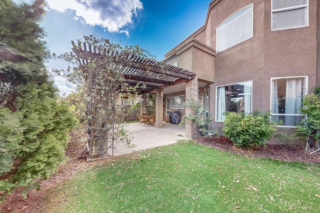 3404 Lockerbie Dr SE, Rio Rancho, NM 87124 - rear view of property with stucco siding, a pergola, a patio, and a lawn