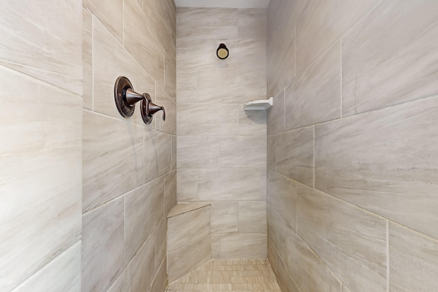 bathroom featuring a tile shower