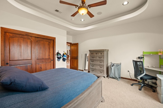 bedroom featuring recessed lighting, visible vents, baseboards, and light carpet