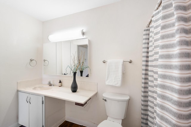 full bath featuring curtained shower, tasteful backsplash, toilet, and vanity