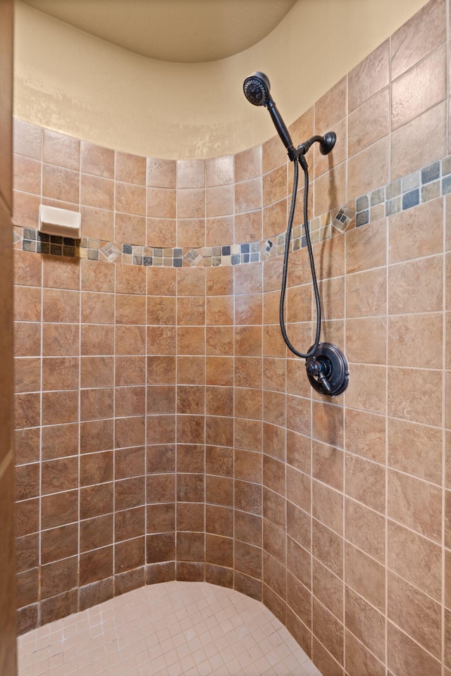 5720 Rio Lama Rd NE, Rio Rancho, NM 87144 - full bathroom with a tile shower