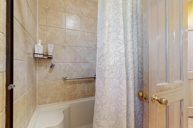 full bath featuring shower / bath combo with shower curtain
