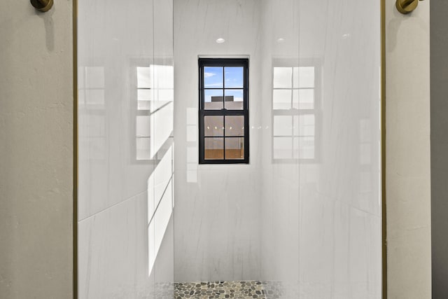 7805 Aguila St NW, Albuquerque, NM 87120 - interior details with a tile shower