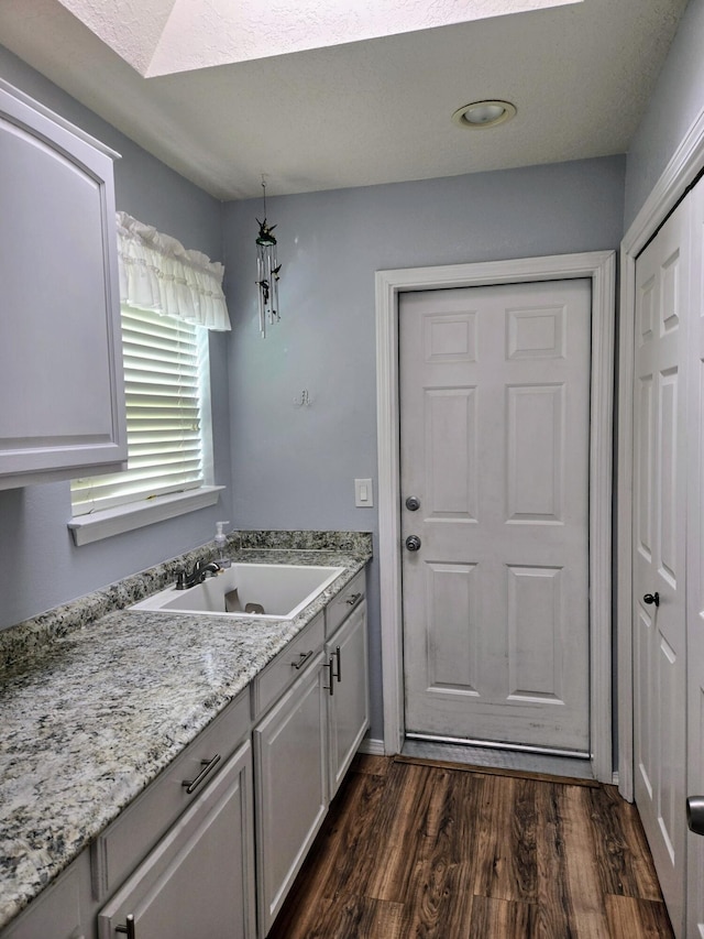 3404 Esplanade Pl SE, Rio Rancho, NM 87124 - kitchen with a sink, dark wood-style floors, recessed lighting, and gray cabinetry