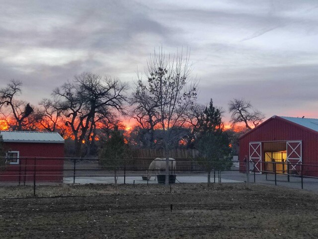 7 Wildwood Ln, Peralta, NM 87042 - yard at dusk with fence and an outbuilding