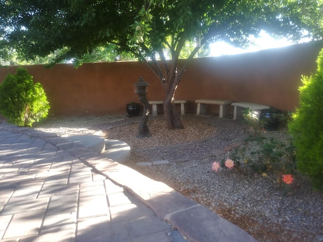 7 Wildwood Ln, Peralta, NM 87042 - details featuring fence