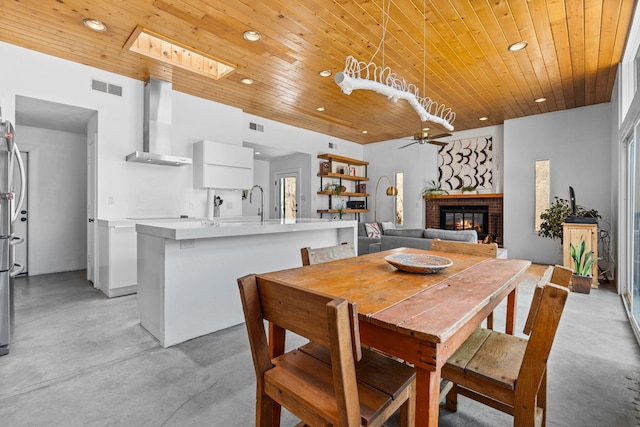 dining room with recessed lighting, ceiling fan, visible vents, and finished concrete flooring