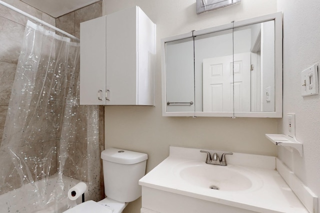 308 Garden Ave SW, Los Lunas, NM 87031 - bathroom featuring vanity, curtained shower, and toilet