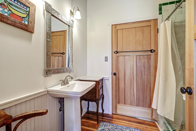107 Rome Ln, Corrales, NM 87048 - bathroom with wood finished floors and curtained shower