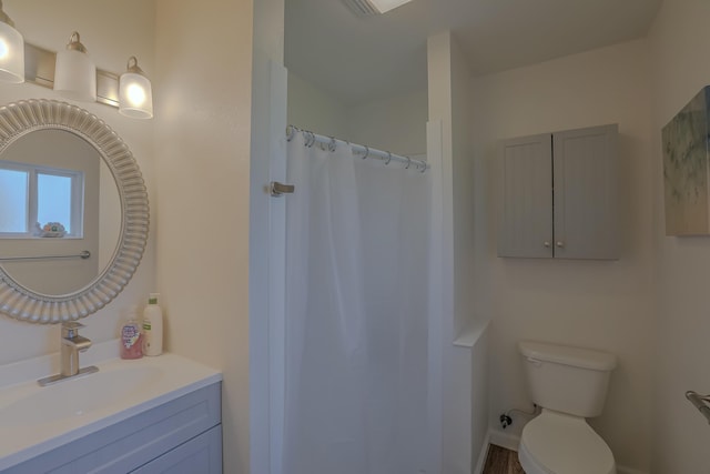 bathroom with toilet, a shower with curtain, and vanity