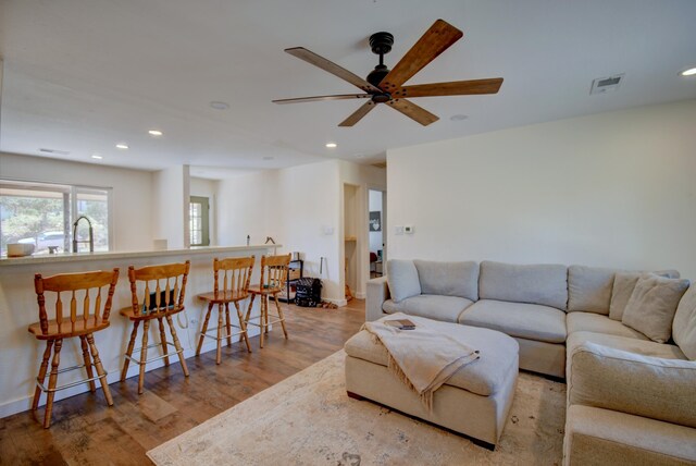 living room featuring visible vents, recessed lighting, light wood-style floors, and ceiling fan