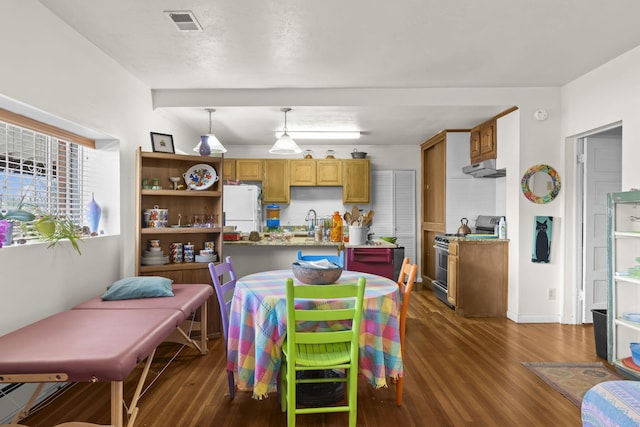dining area with baseboards, dark wood finished floors, and visible vents