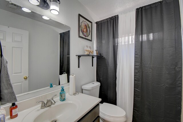 9811 Saragossa St NW, Albuquerque, NM 87114 - full bathroom featuring toilet, a shower with curtain, and vanity