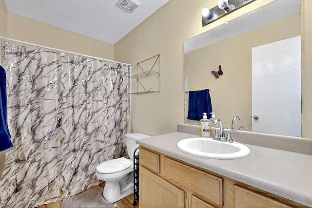 5401 Crown Ridge Rd NW, Albuquerque, NM 87114 - full bath featuring wood finished floors, toilet, vanity, and curtained shower