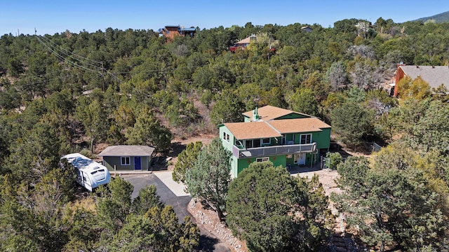 bird's eye view featuring a wooded view
