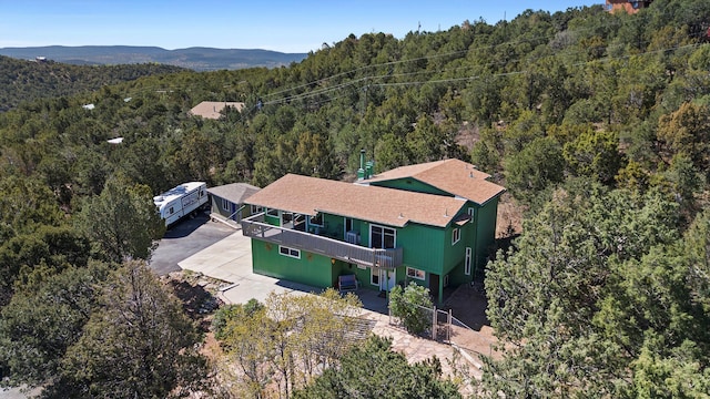 bird's eye view featuring a wooded view