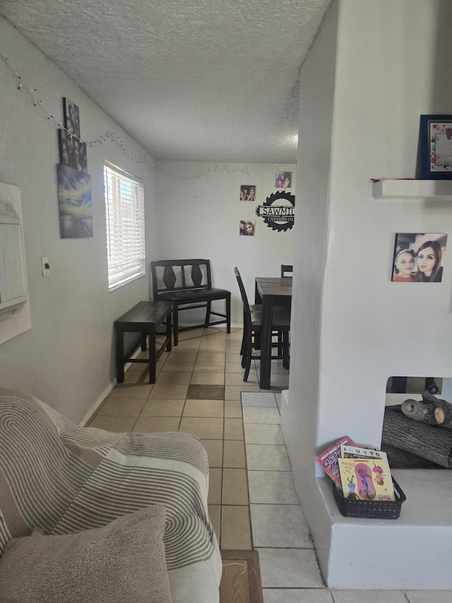 908 W Chavez Ave, Belen, NM 87002 - living area featuring a textured ceiling and light tile patterned floors