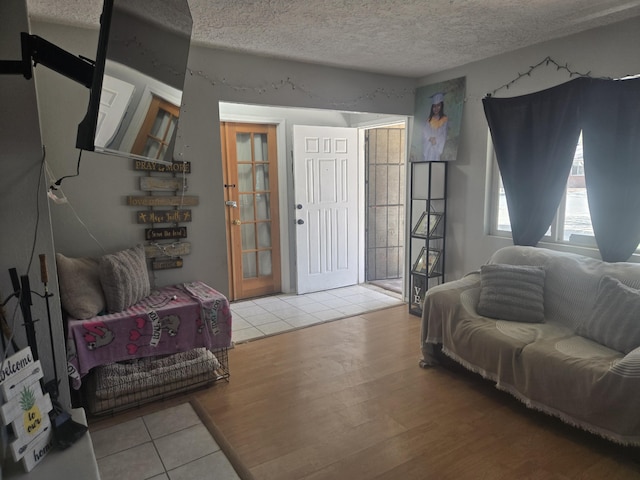 908 W Chavez Ave, Belen, NM 87002 - living room featuring a textured ceiling and tile patterned flooring