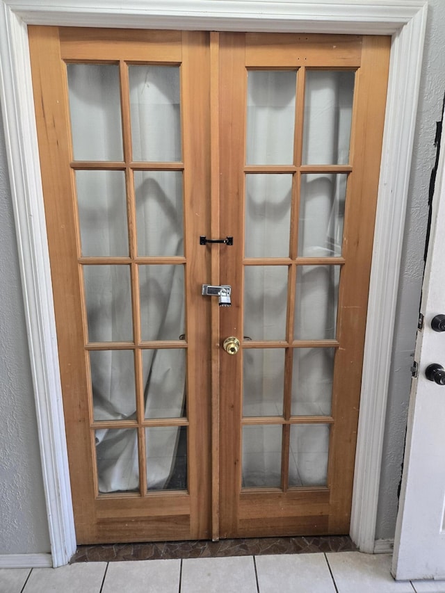 908 W Chavez Ave, Belen, NM 87002 - doorway featuring tile patterned floors and a textured wall